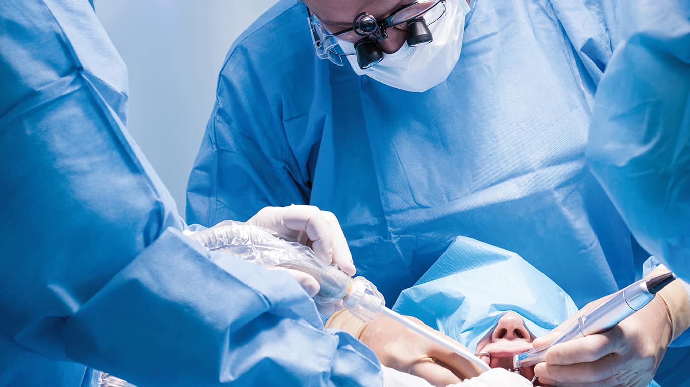 Paciente clase III esquelética con disarmonía dentofacial tratado con ortodoncia y cirugía ortognática 