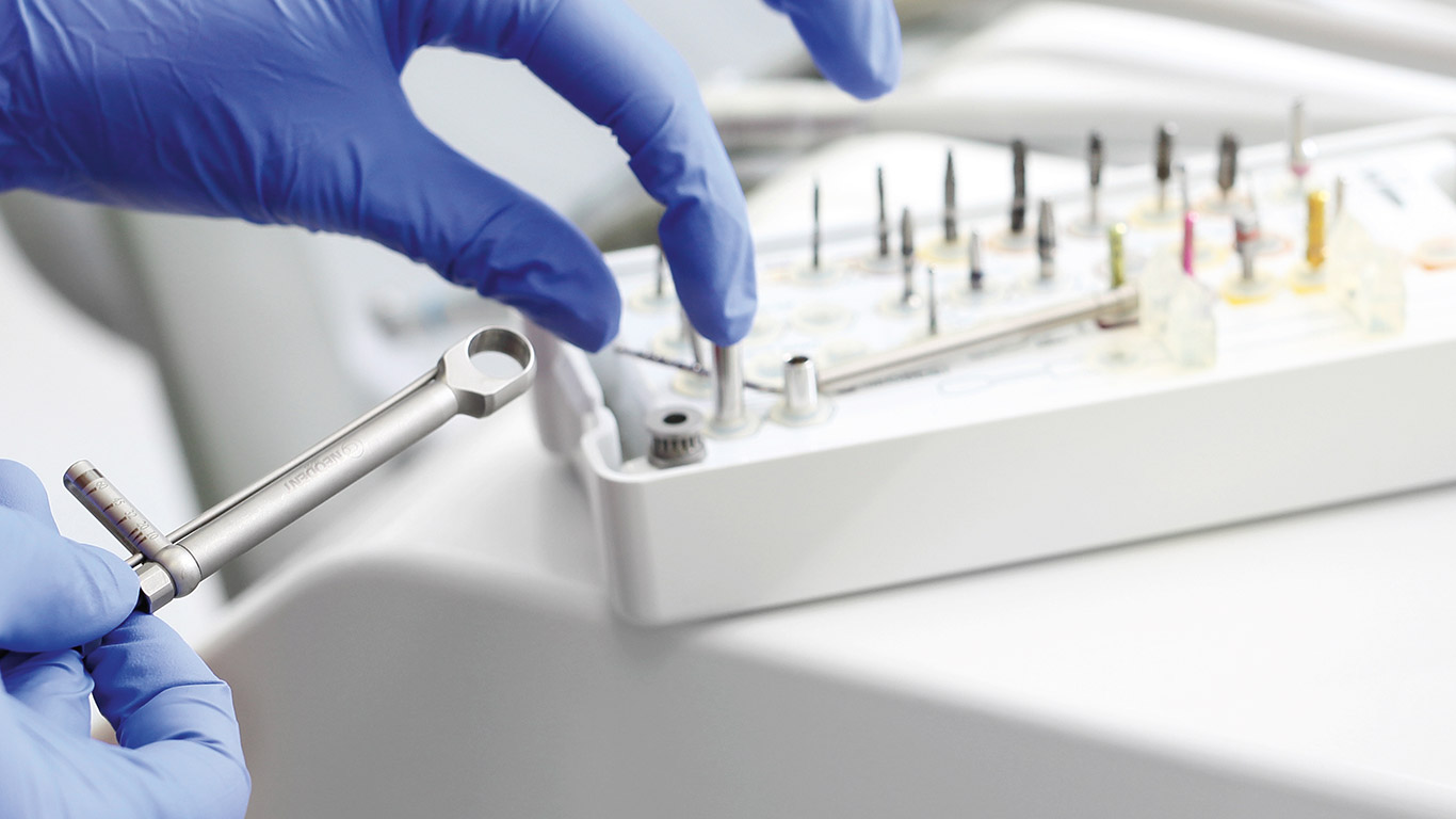 Exodoncia del incisivo central inferior en tratamiento de Ortodoncia 